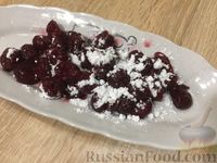 Творожная запеканка с манной крупой и вишнями