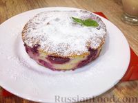 Творожная запеканка с манной крупой и вишнями